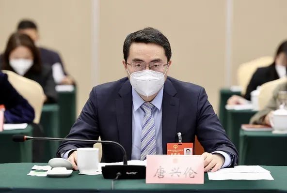 省人大代表唐兴伦作客新华网