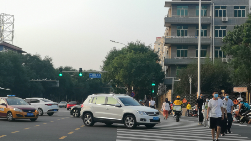 通州九棵樹東路與梨園北街十字路口車輛讓人.