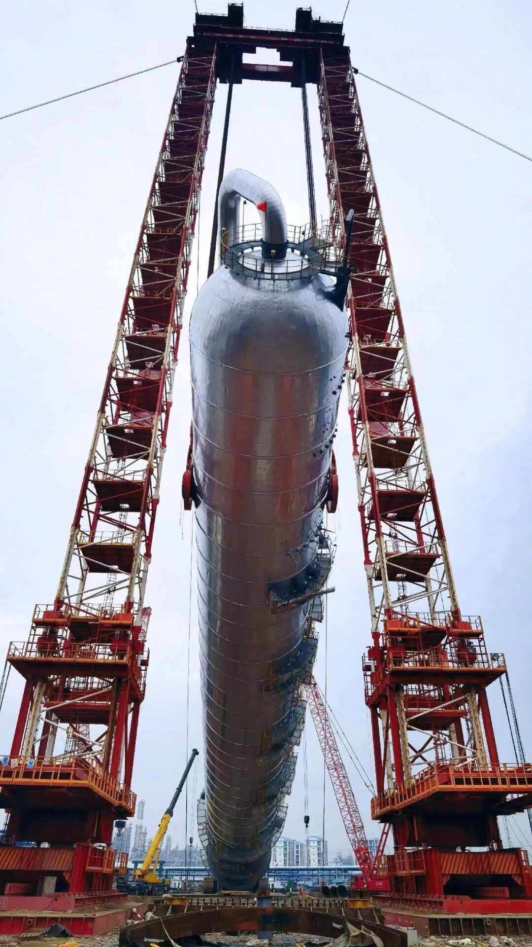 1600吨履带式起重机配合溜尾以5000吨液压提升系统为主吊机智的他们想