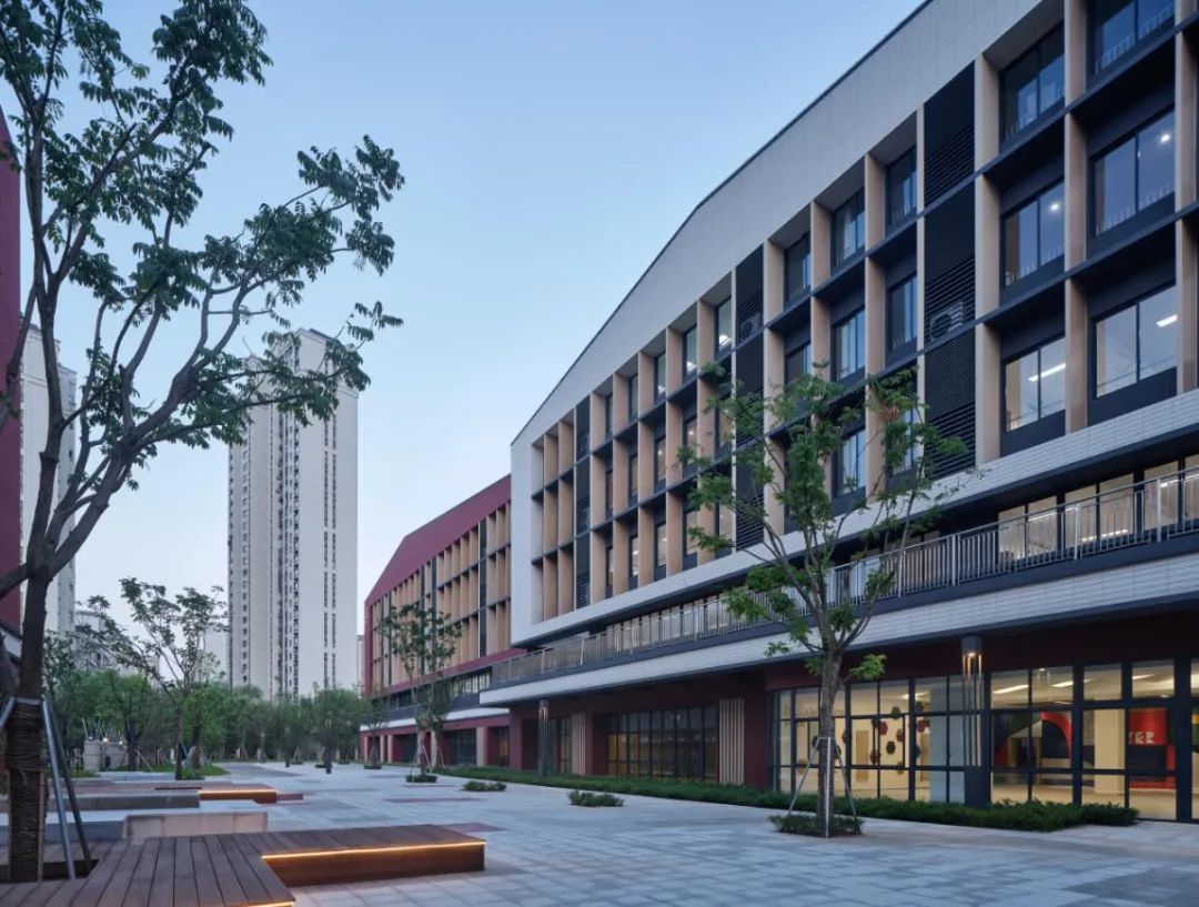 高效集约的校园综合体|东沙湖实验中学 / 启迪设计