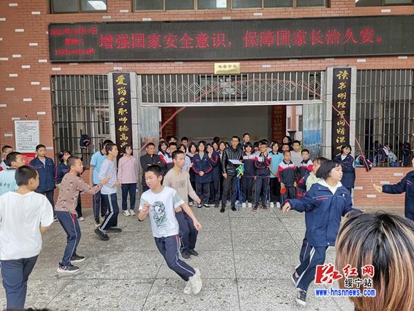 绥宁县实验中学:快乐运动 " 绳"采飞扬
