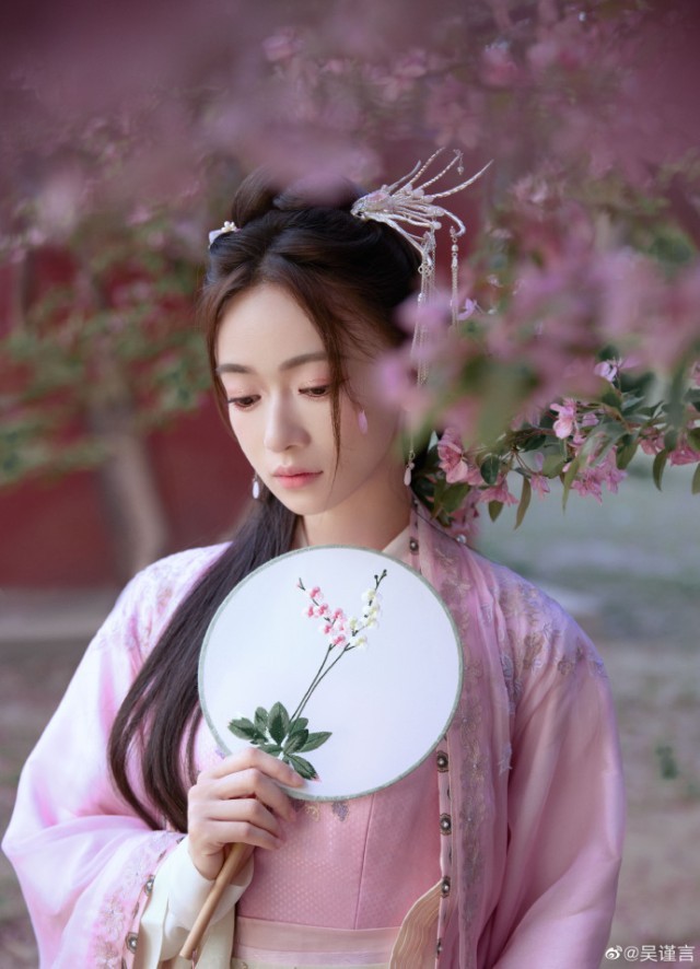 吴谨言粉衣古装大片释出 手执扇子气质温婉可人