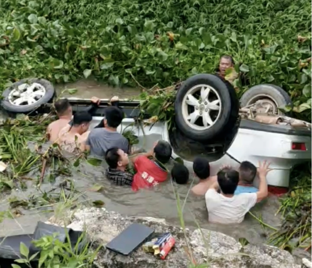 电白观珠:暖心!一小车坠河三人危在旦夕,现场十余人挺身相救