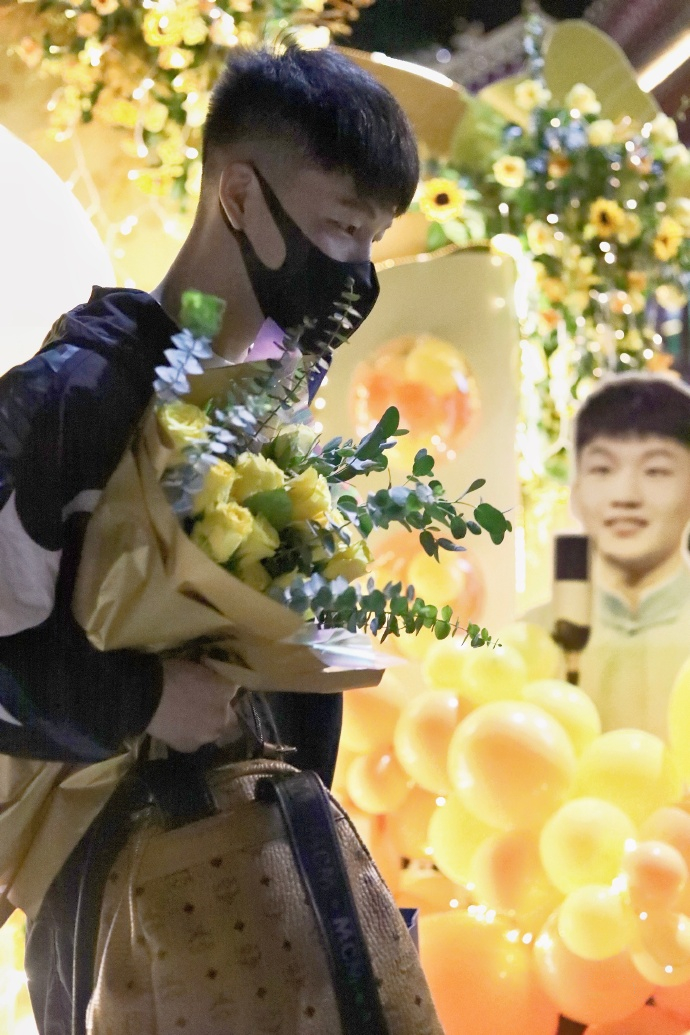 德云社刘筱亭生日,祝福场面非常逗乐,一群师叔喊二哥生日快乐