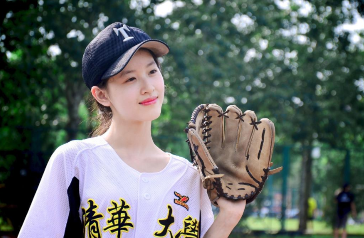 "奶茶妹妹"章泽天,身穿无痕裤时,好身材引关注