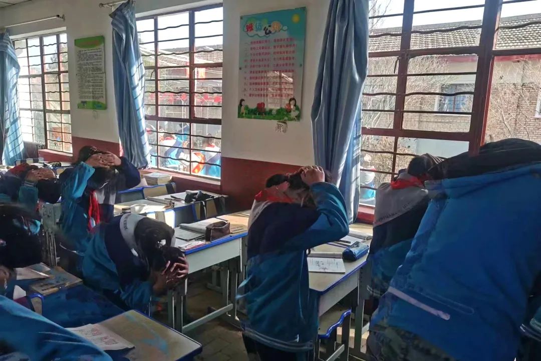 八里铺镇沿川小学开展安全演练及安全教育活动