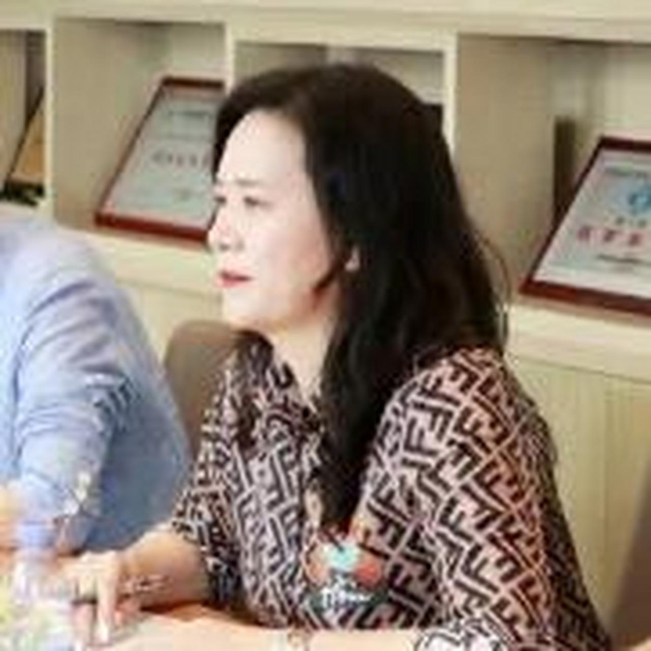 刘朝霞,女,广东梅州人,深圳第一健康医疗管理有限公司董事长,深圳朝霞
