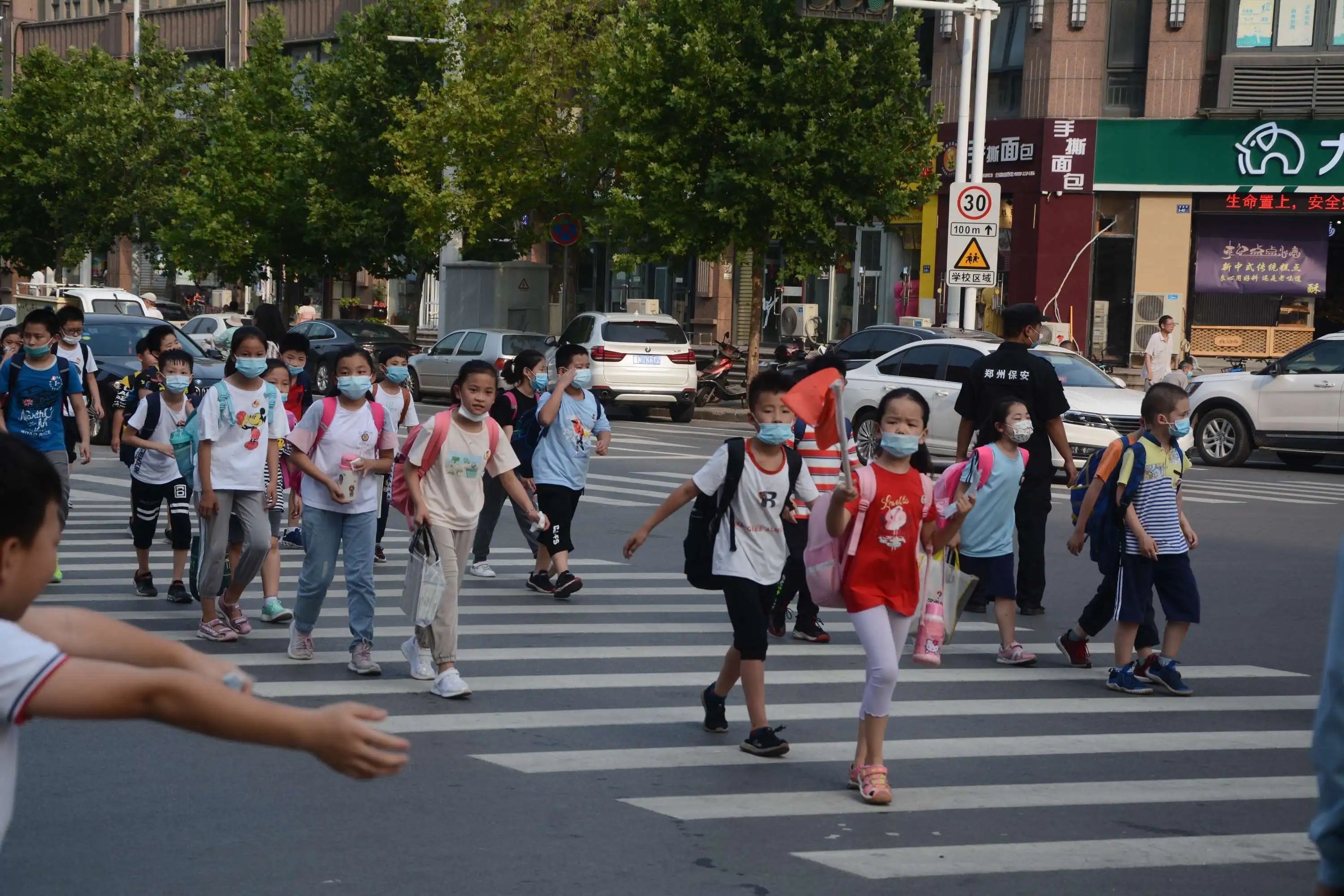 泉州惠安东坑小学综合楼投入使用,另崇武中心小学校门迎改造!
