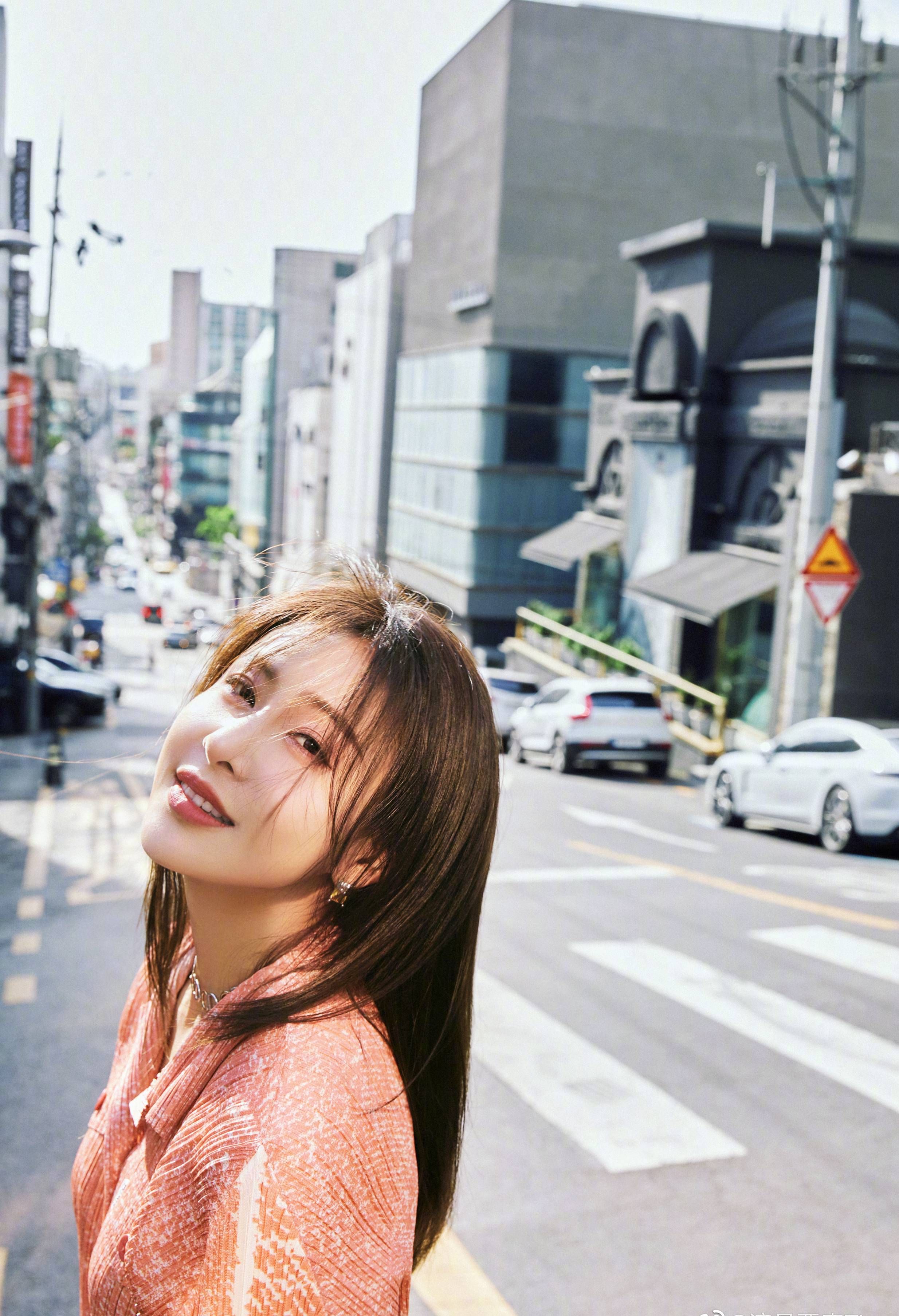 贾青长发飘飘街头时尚写真