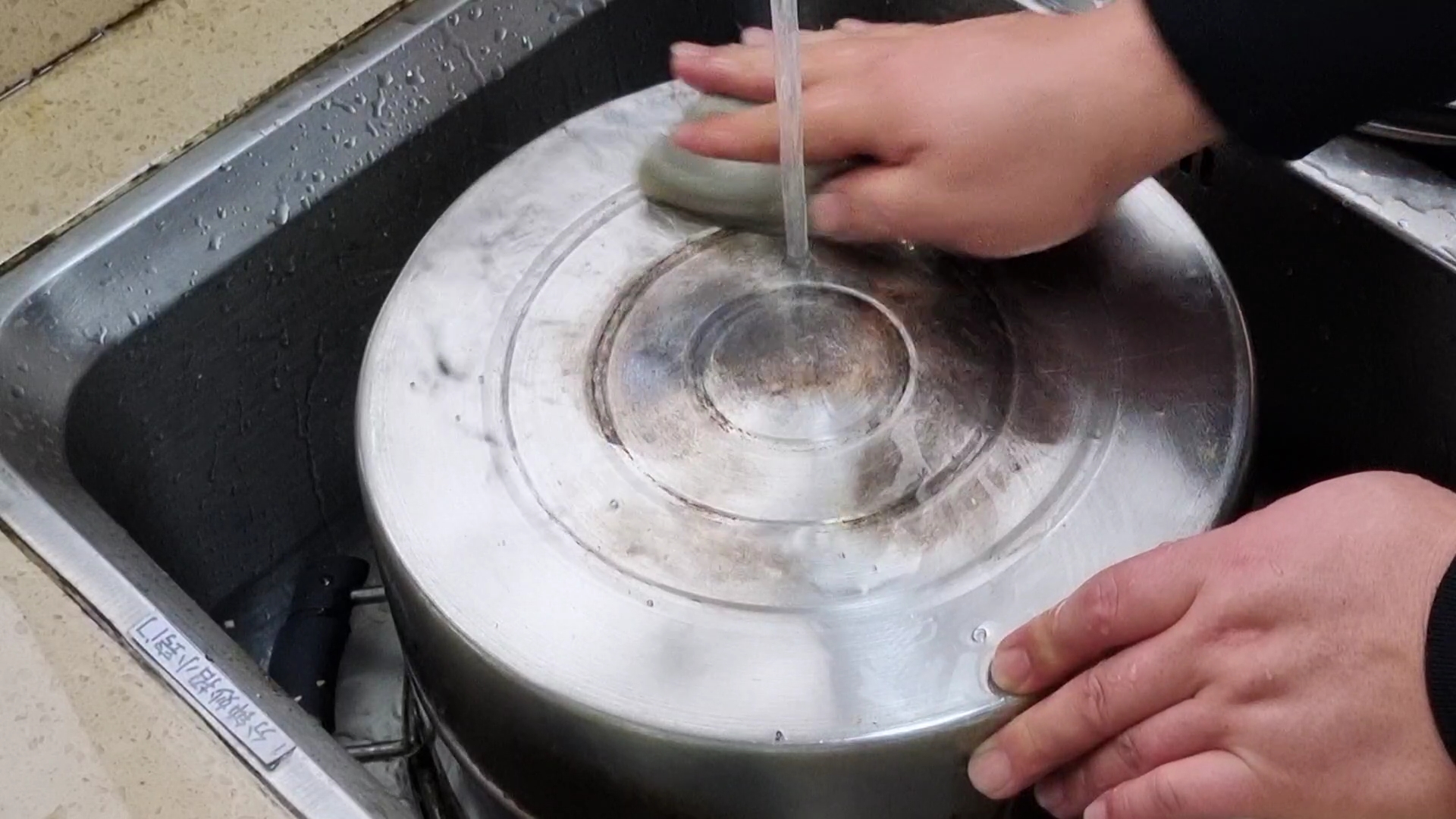 锅底不管多黄多黑,只要撒一把,马上焕然如新,连清洁剂都省了