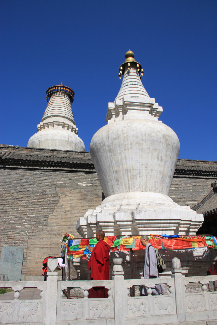 五台山塔院寺被世人敬仰的四大圣迹:大白塔,佛足碑,文殊发塔