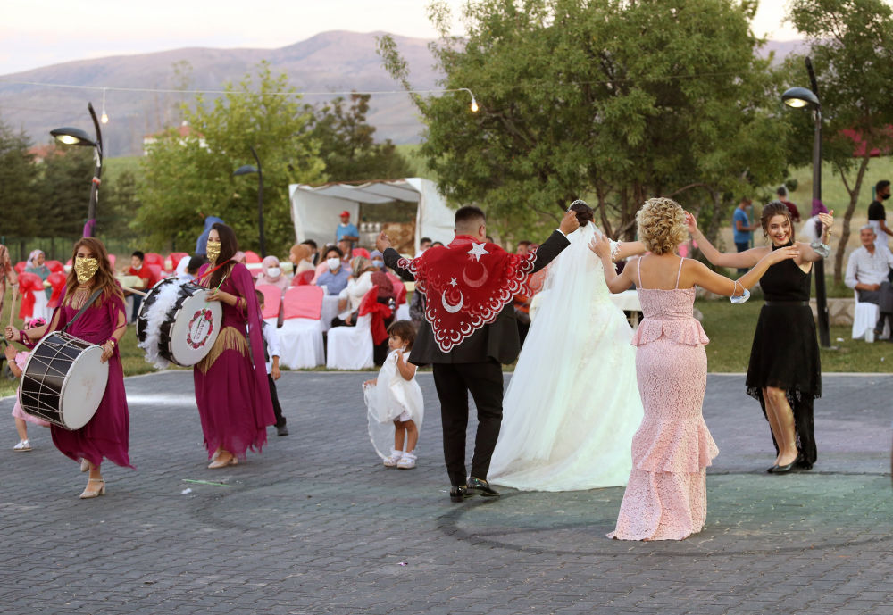 土耳其:疫情下的婚礼现场