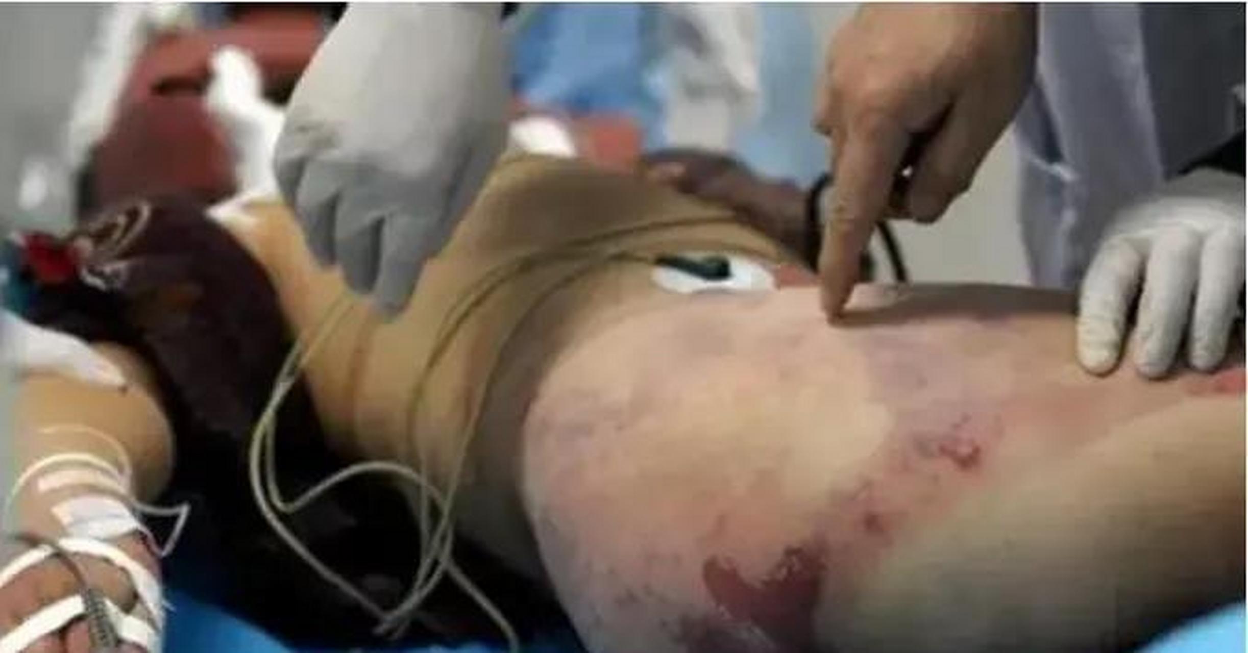 1993年,青海西宁,名叫小苏丽的女孩因饥饿难忍偷吃了家里一块油渣,被