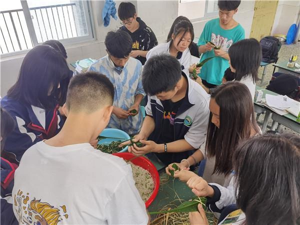 宝兴县中学组织学生开展包粽子活动