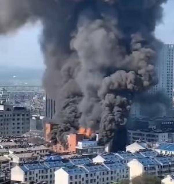 安徽池州铜锣湾商场发生火灾:4人身亡,2人出院