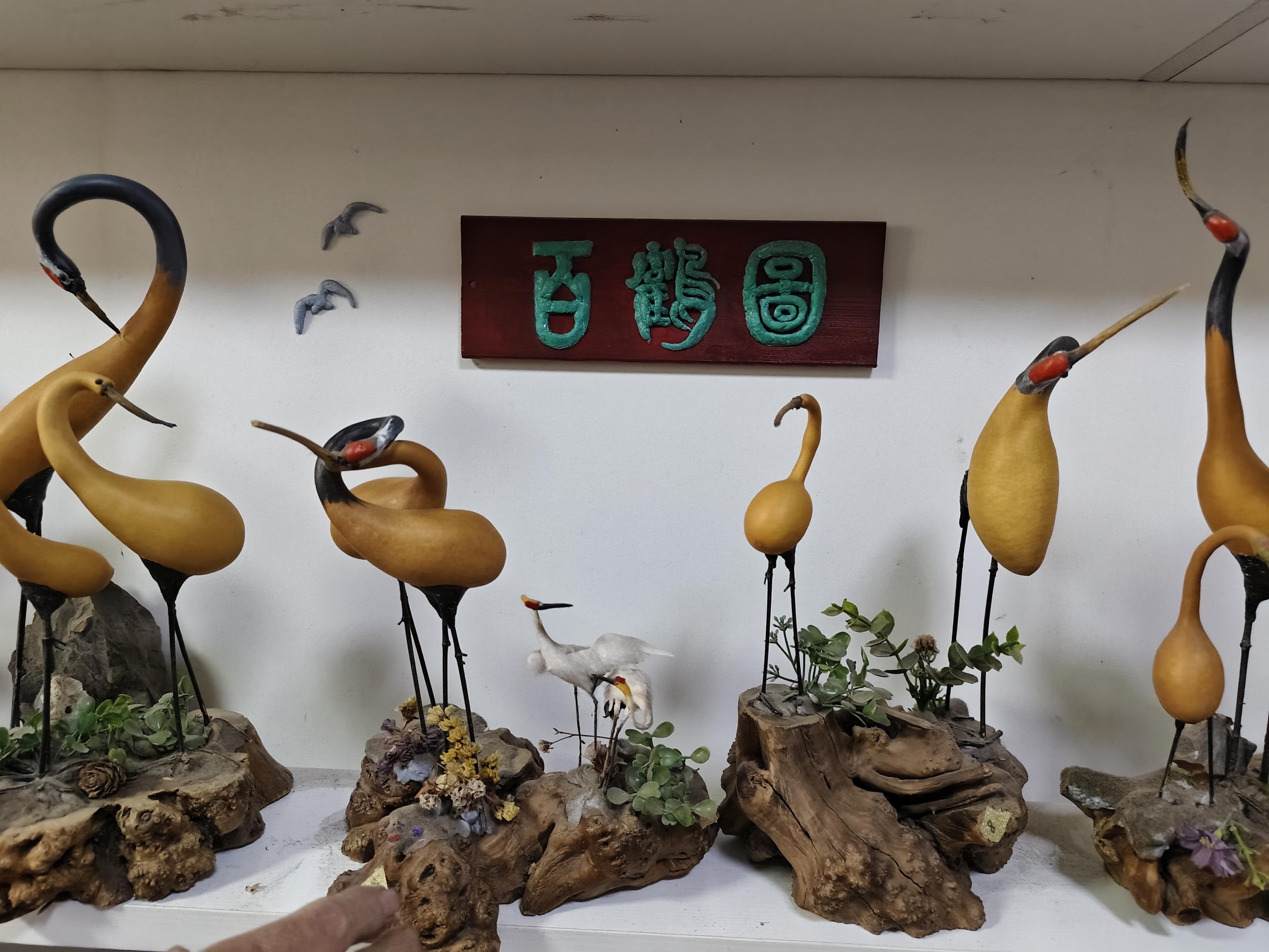 社区达人|82岁大爷玩出了花,巧手捏合36组葫芦仙鹤