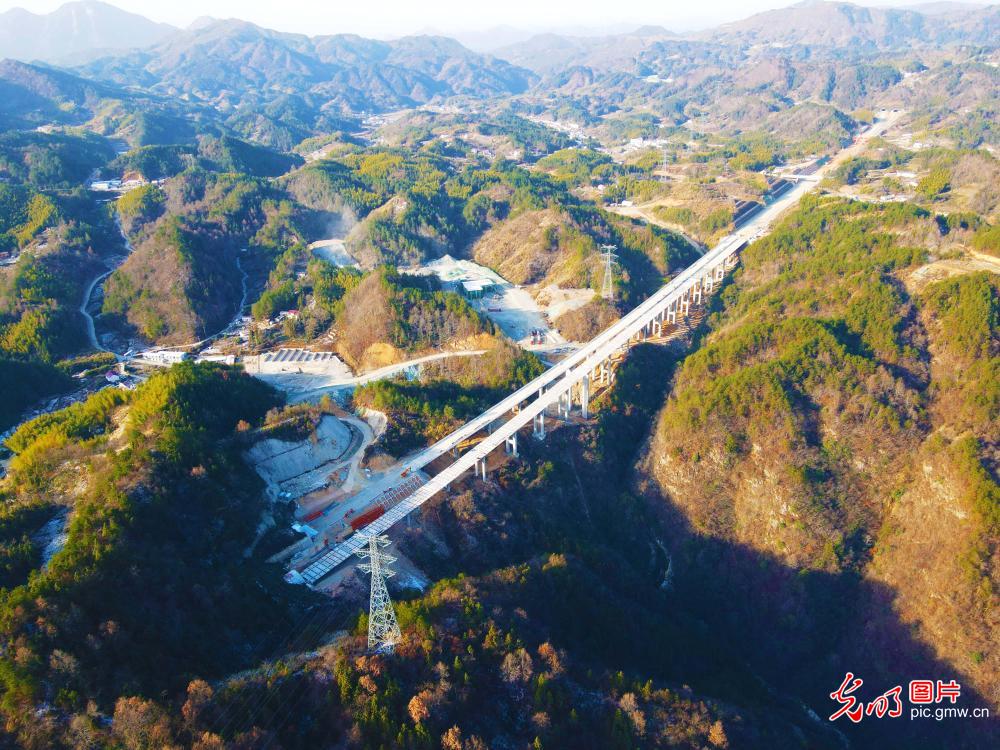 无岳高速第八标段全线贯通