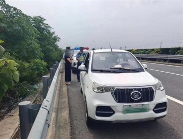 高速超车道惊现老头乐：跟随前车从ETC通道驶入