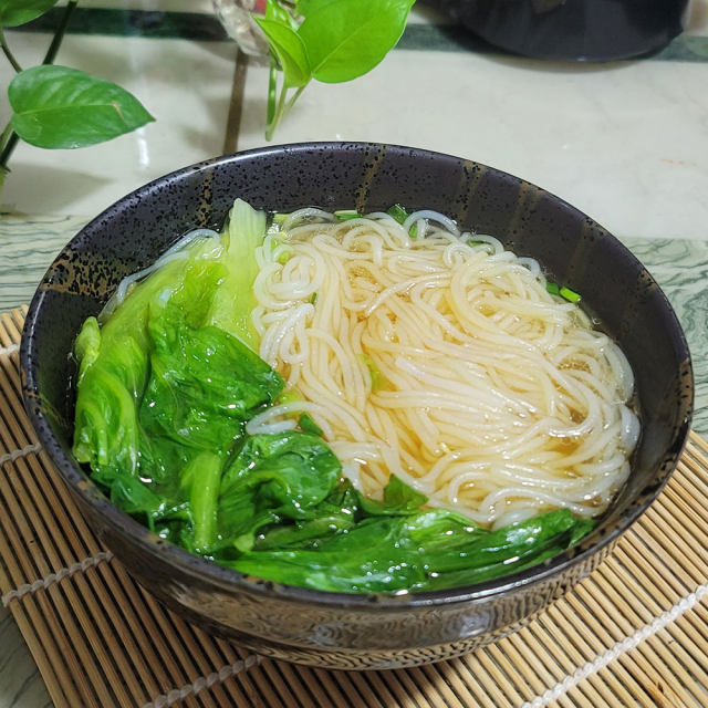 猪油生菜珍珠米粉,一勺猪油,一勺酱油就能煮一碗很好吃的米粉