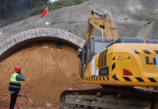 柳梧铁路七标都木隧道出口顺利进洞施工