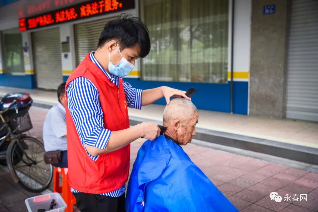 爱心理发师陈培凤和康少华两名志愿者早早就来到位于五里街溪滨路慈善