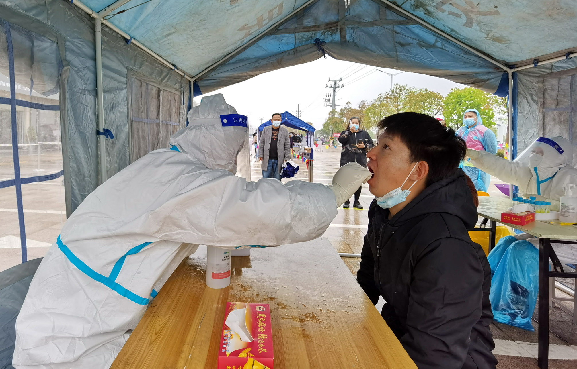 江西金溪:冒雨开展全员核酸检测(组图)