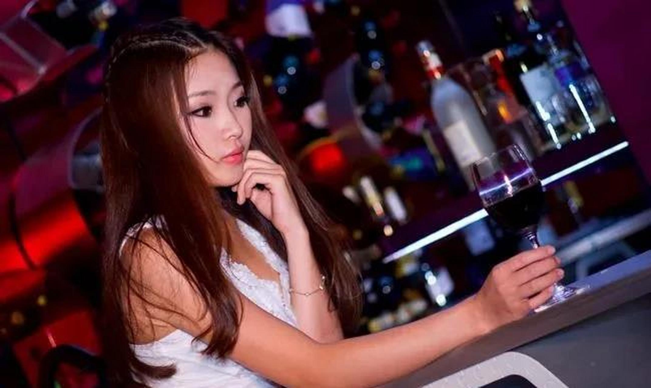 上海发生了一起令人窒息的强j案,一名男子花费两千元包下一名陪酒女