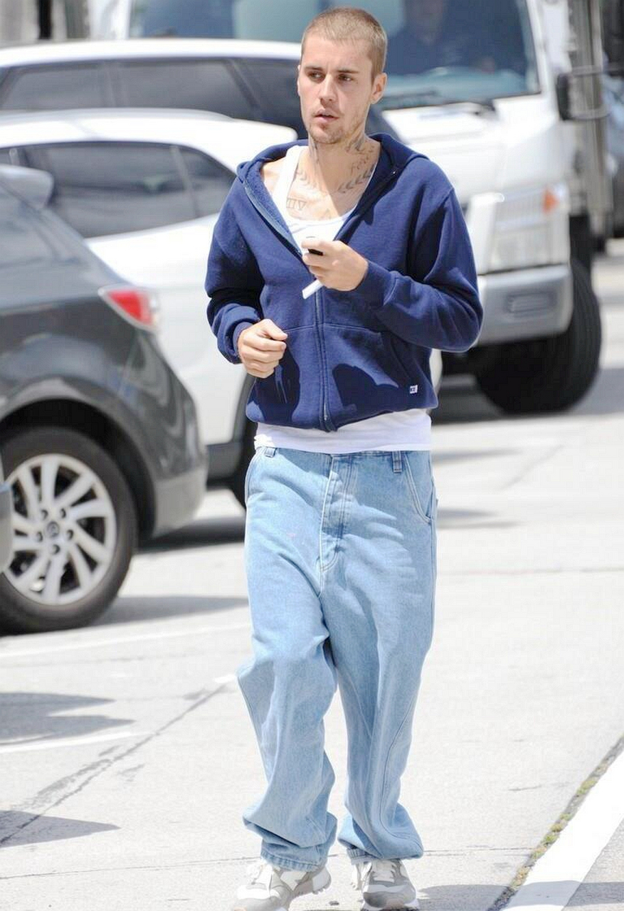 贾斯汀·比伯最新街拍,蓝色帽衫卫衣搭配白色背心,牛仔裤随性休闲!