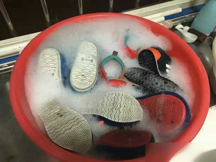 洗鞋有没有必要把鞋底洗干净,可是穿出去还是会脏啊?