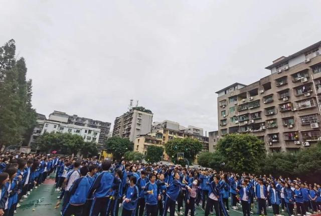 纸鹤飞扬,圆梦中考——南充五中城南校区举行主题升旗仪式