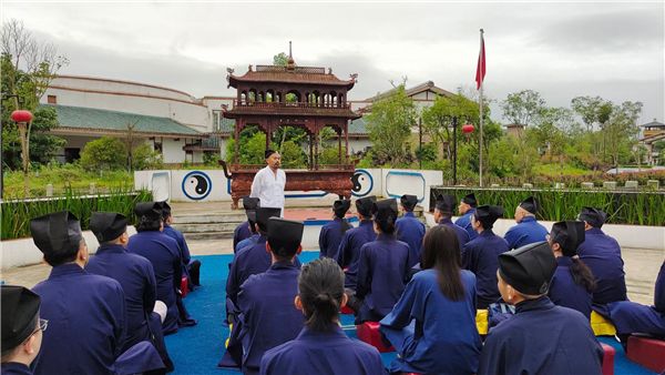 郭三依前往龙虎山天师调研学习