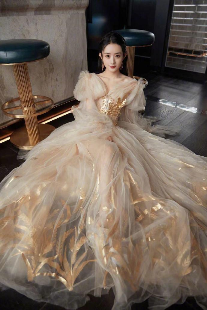 赵丽颖身着设计师郭培高定礼服 优雅不失灵动