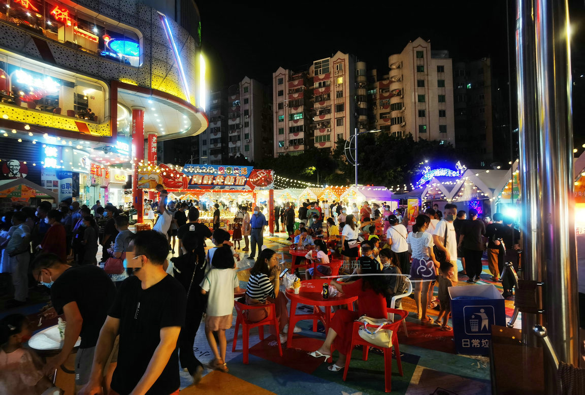 广州地铁旁的"龙虾啤酒"夜市,感受城市烟火味,夜色中闪耀夺目