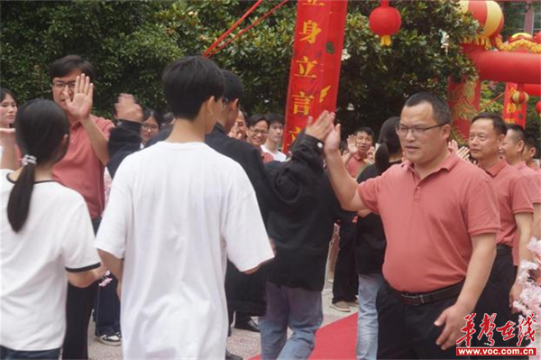 定格最美的回忆 华容二中举行2023届高三送考暨成人典礼