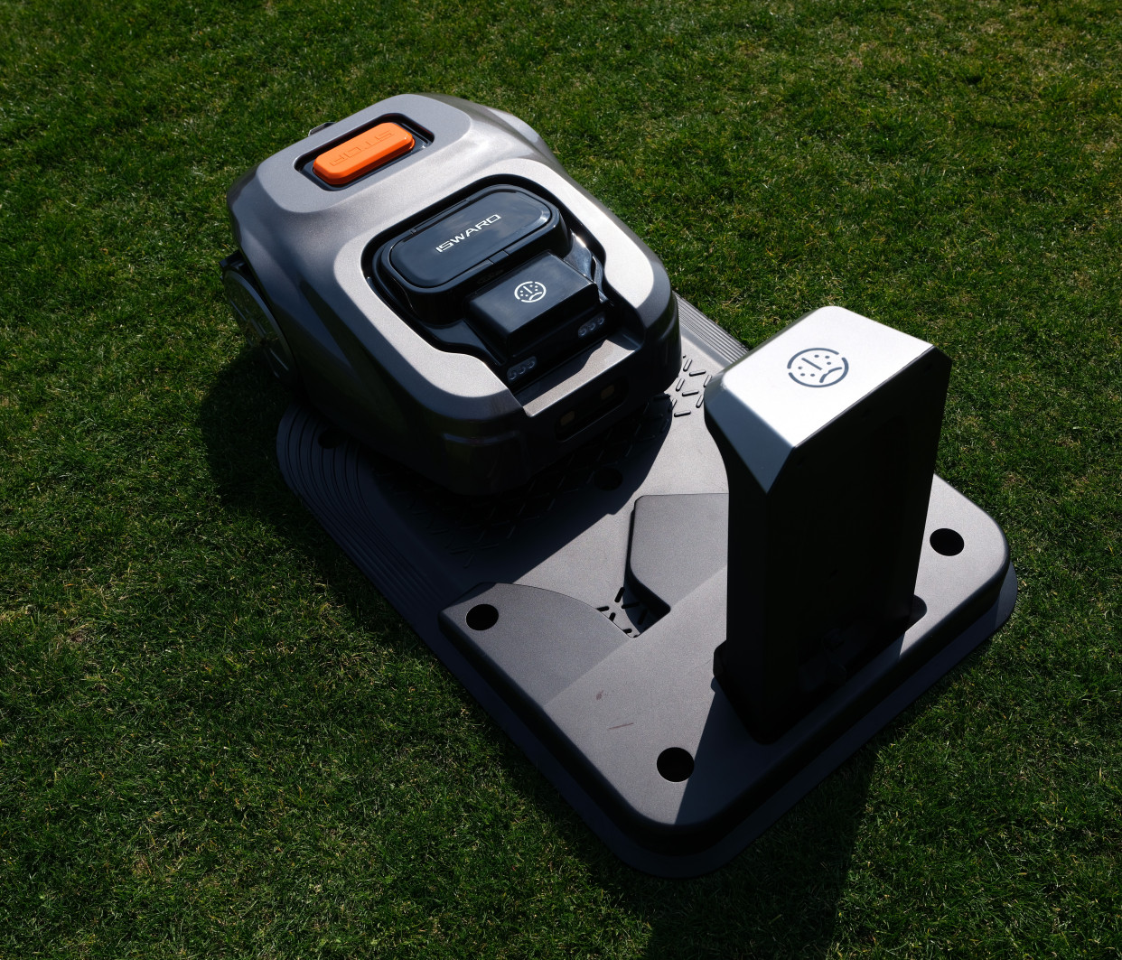isward发布全新二代智能割草机器人,无需围线,一键操控