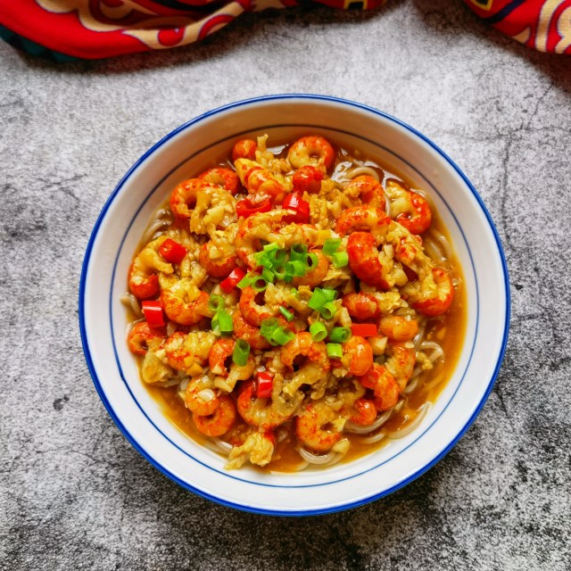 蒜蓉龙虾盖浇面,蒜香浓郁,诱人