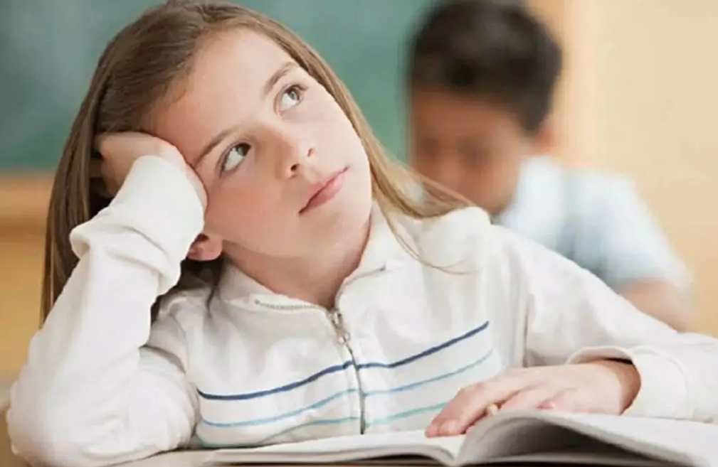 英语老师告诉你in the way,on the way和by the way三者的区别