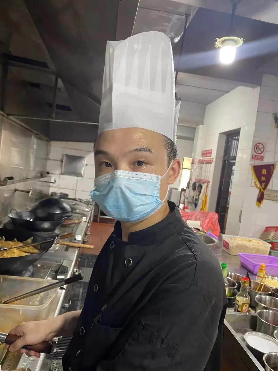 共组织近130余人次 完成近30个场地消杀任务 株洲青年厨师张博文主动