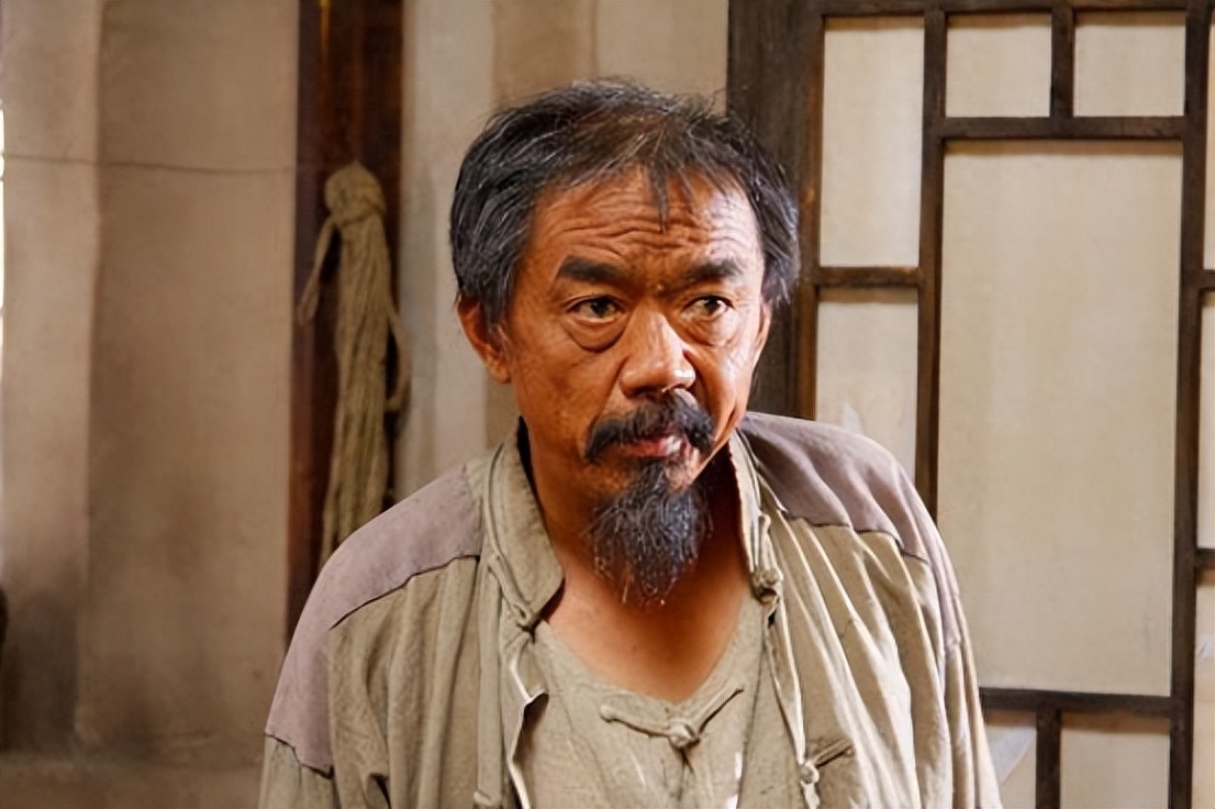 偶遇老戏骨尚铁龙!拎赠送的油纸袋,穿板鞋跷二郎腿毫无明星范