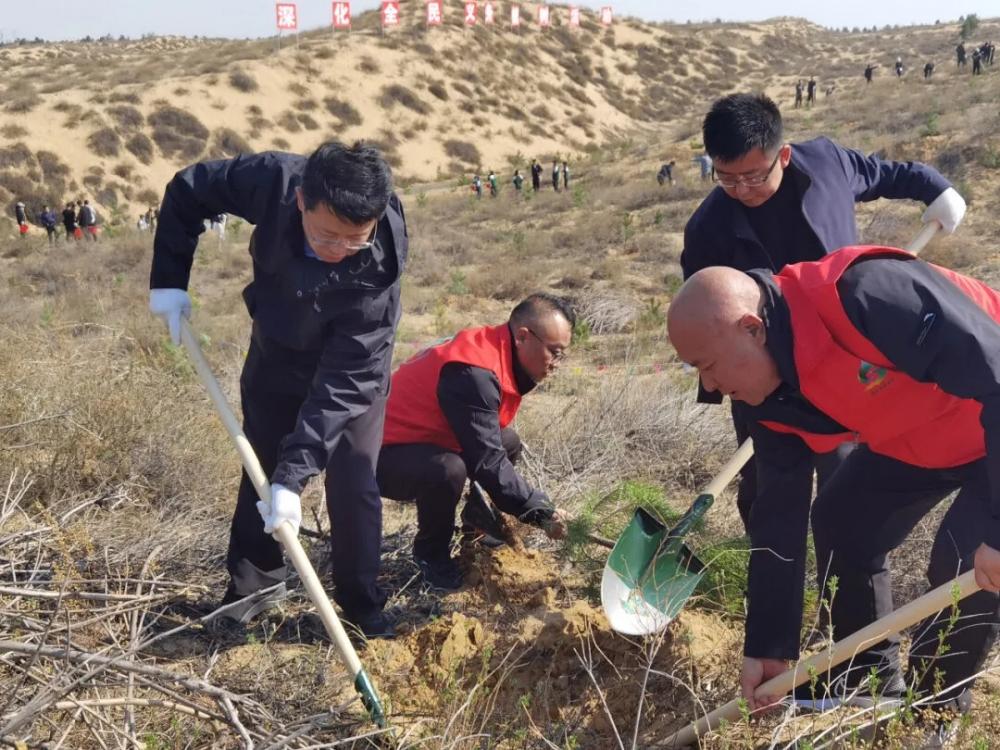 积极行动添新绿 陕西榆林市委宣传部开展2024年春季义务植树活动