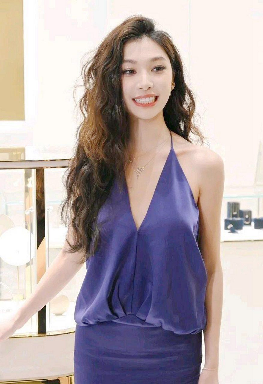 易梦玲巴黎街头时尚造型引发热议