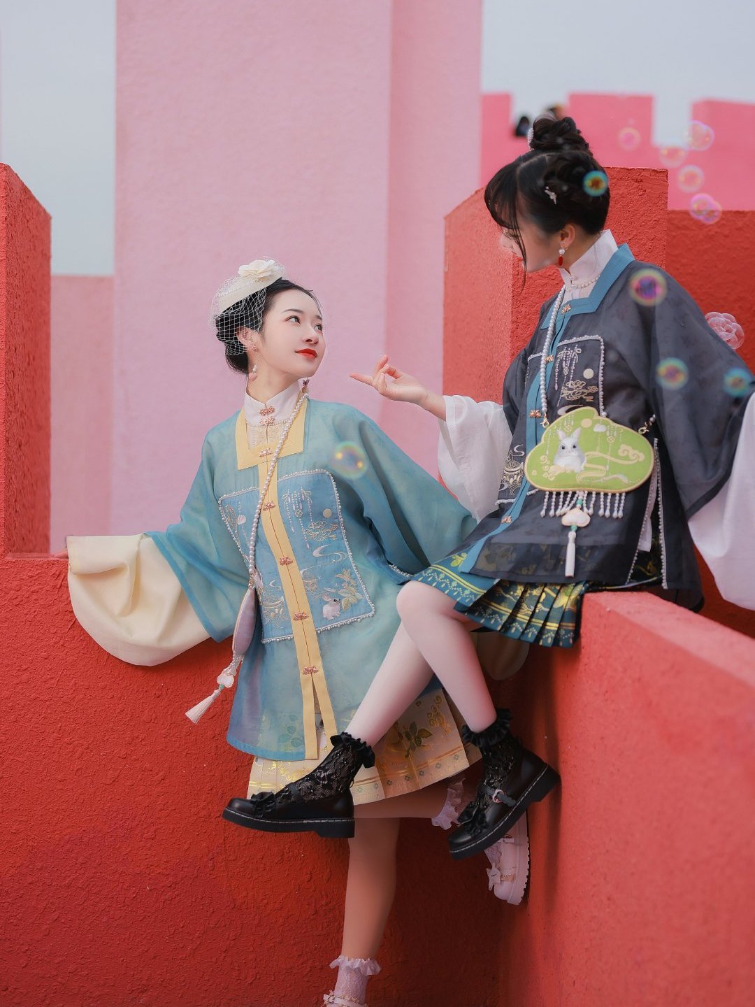 最近火了一种穿搭叫"上半身汉服,下半身短裙",可爱又养眼