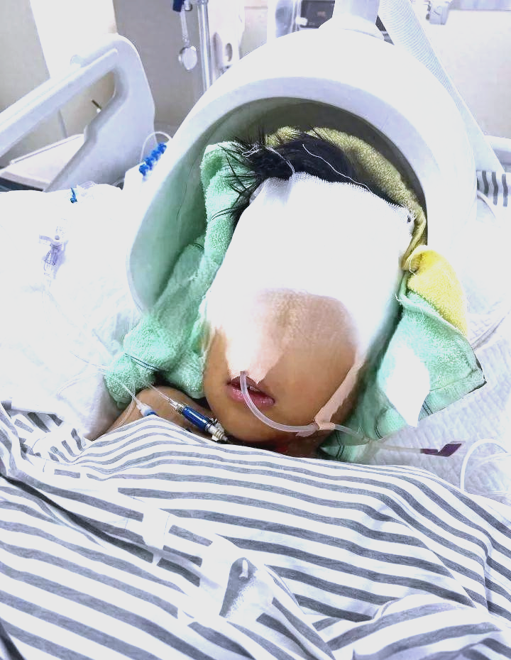 7岁男童遭同村男子重击,陷入昏迷,icu治疗引发社会关注