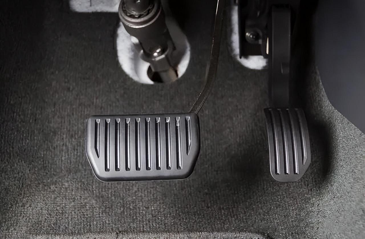 的影豹,这些车型在10万左右的价位区间内,均采用了地板式油门踏板设计