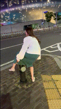 搞笑gif段子:妹子,你这是什么玩法,让人容易多想啊,哈哈哈