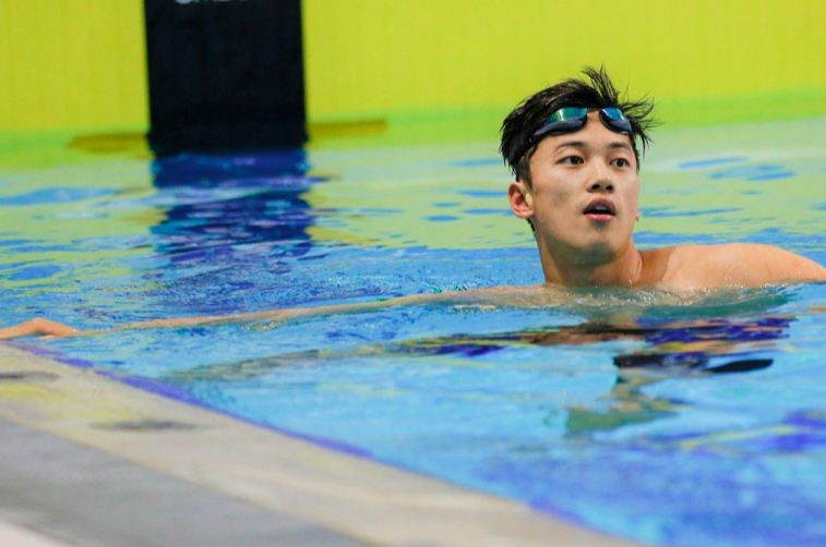 改写历史!中国游泳男队东京首枚金牌,汪顺破亚洲纪录握拳怒吼