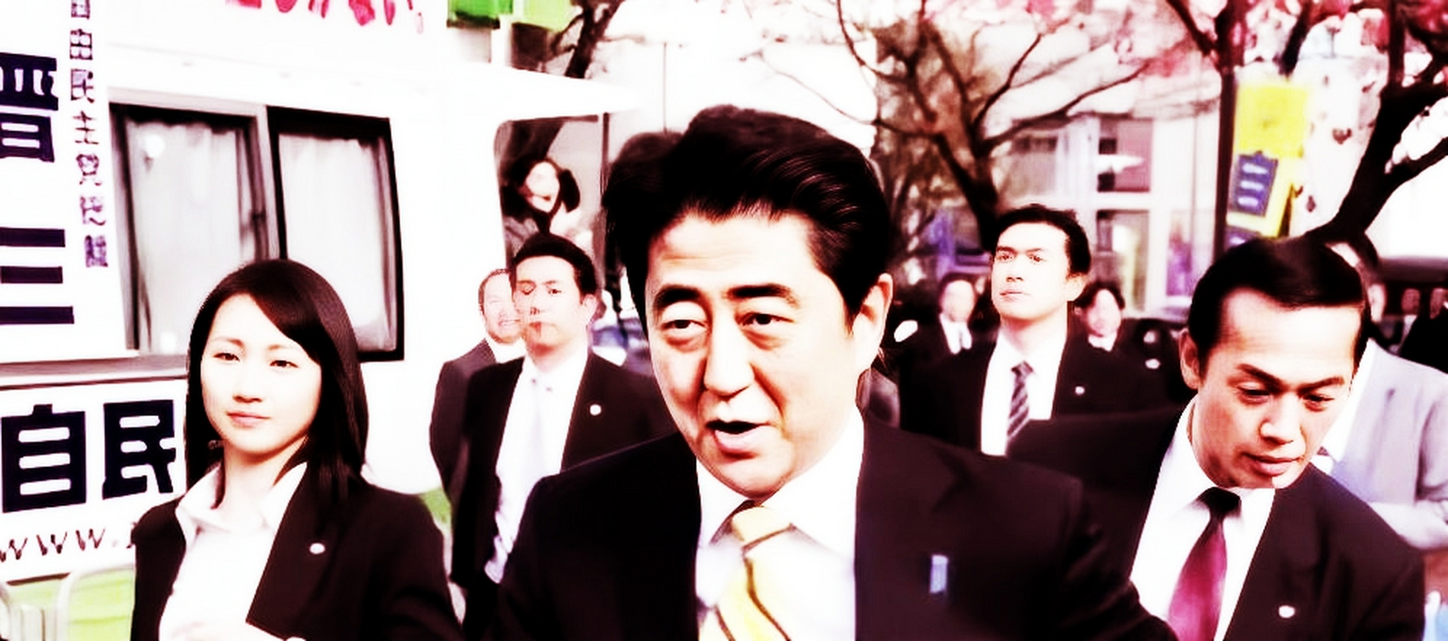 凭借出色的专业技能,石田萌美成为了安倍晋三的贴身保镖.