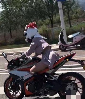 穿jk制服女网红飙车身亡被称"摩托媛",评论:很吸睛,但生命没有彩排