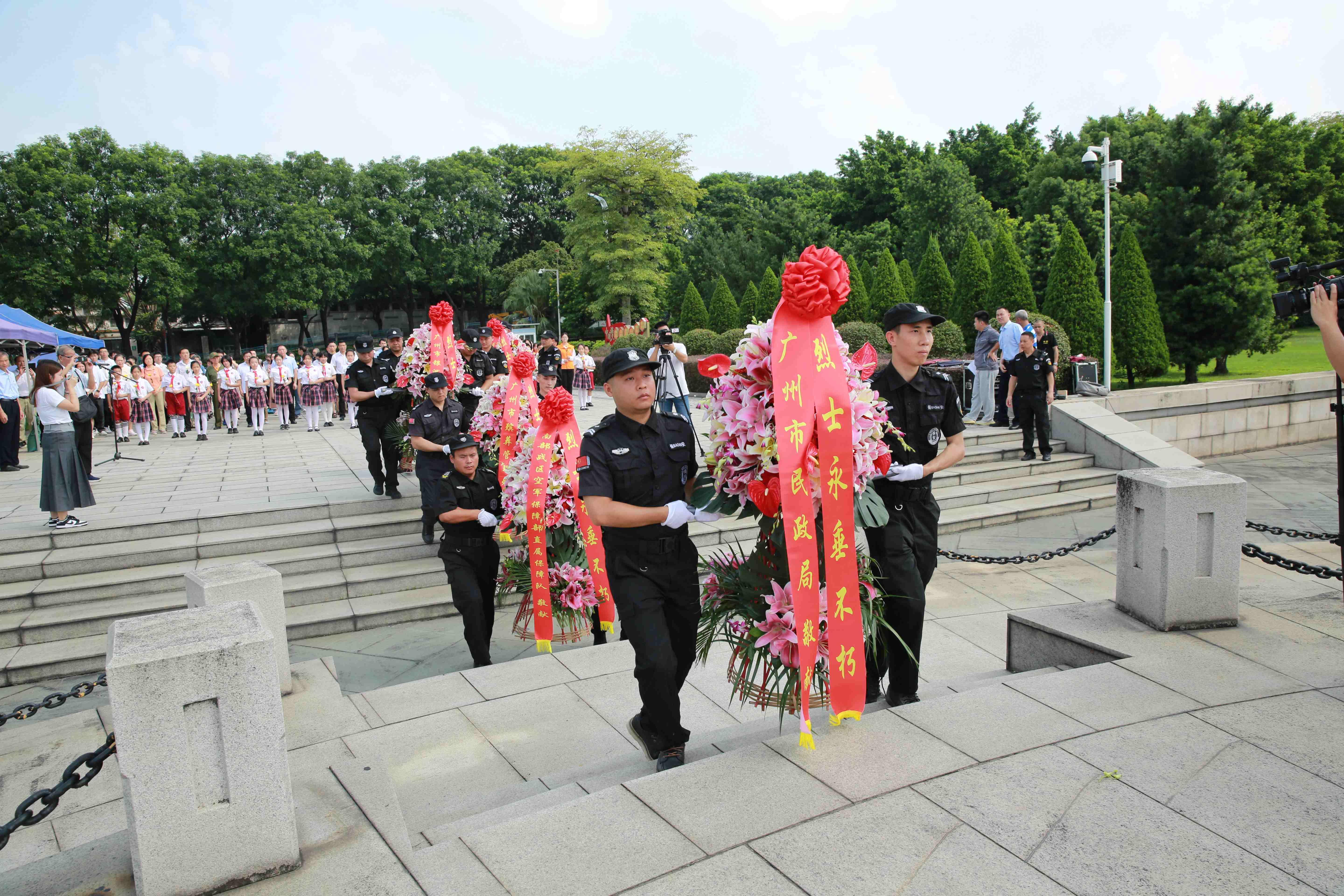 广州市银河烈士陵园举行2023年烈士纪念日敬献花篮仪式