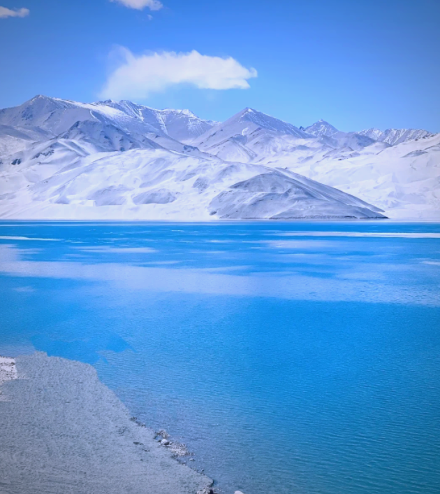 探索帕米尔高原:白沙湖与碧水相映的蓝色梦幻之旅